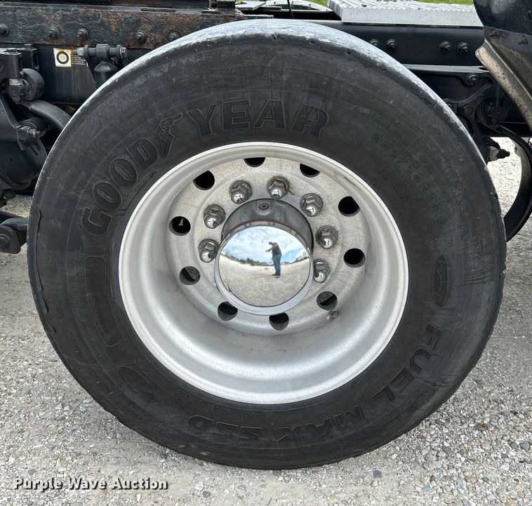 image for item NL9645 2017 Peterbilt 579  truck cab and chassis