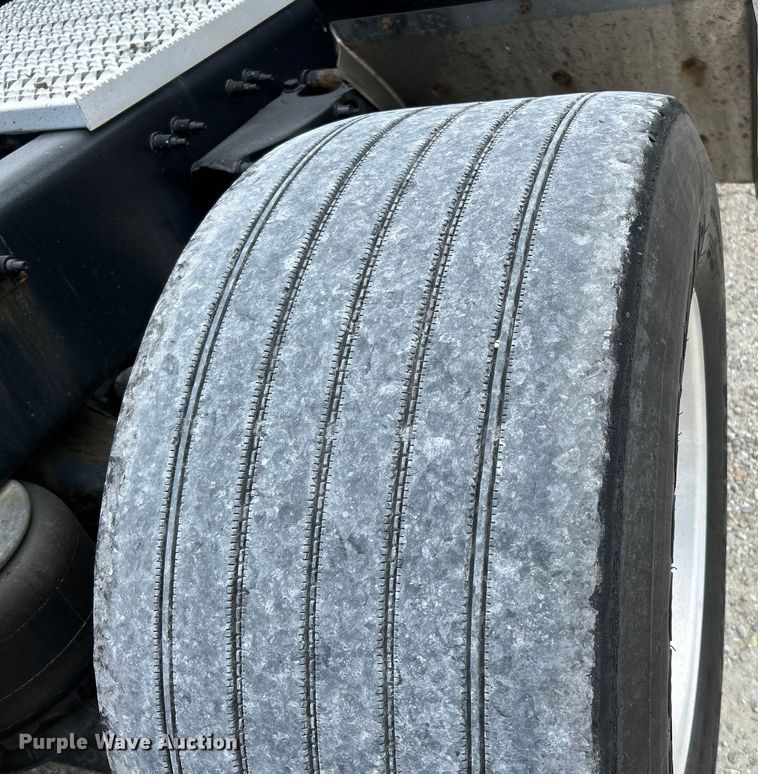 image for item NL9645 2017 Peterbilt 579  truck cab and chassis