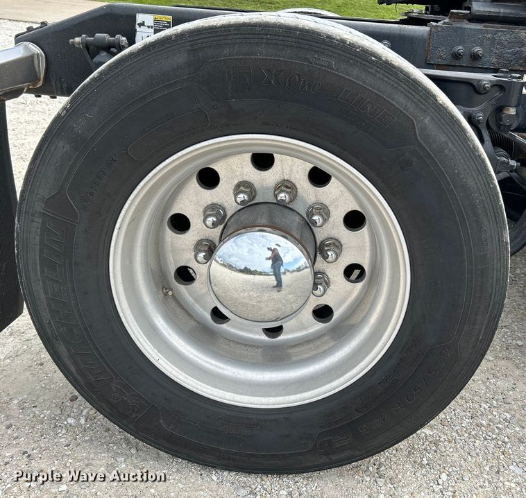 image for item NL9645 2017 Peterbilt 579  truck cab and chassis