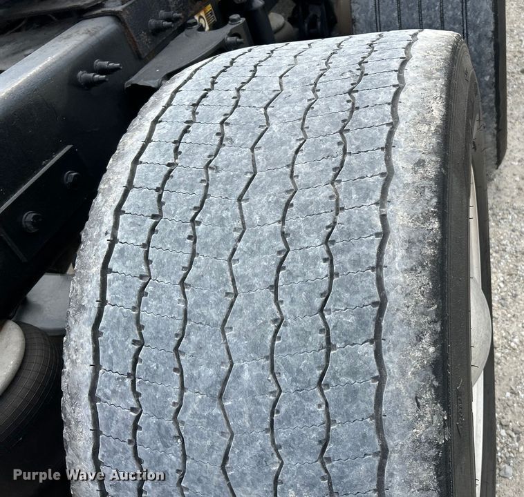 image for item NL9645 2017 Peterbilt 579  truck cab and chassis