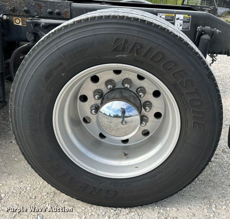 image for item NL9645 2017 Peterbilt 579  truck cab and chassis