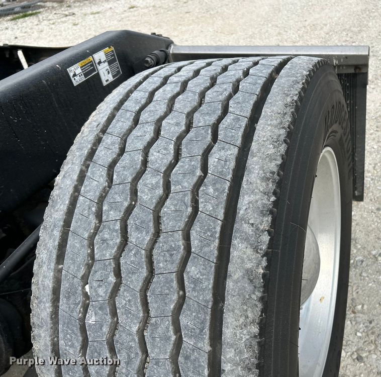 image for item NL9645 2017 Peterbilt 579  truck cab and chassis