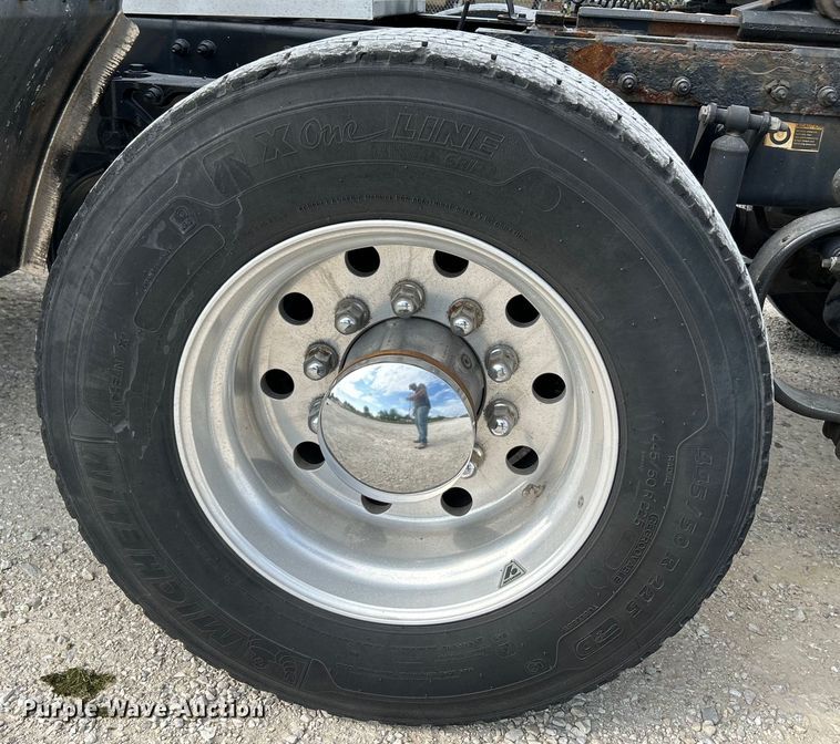 image for item NL9645 2017 Peterbilt 579  truck cab and chassis