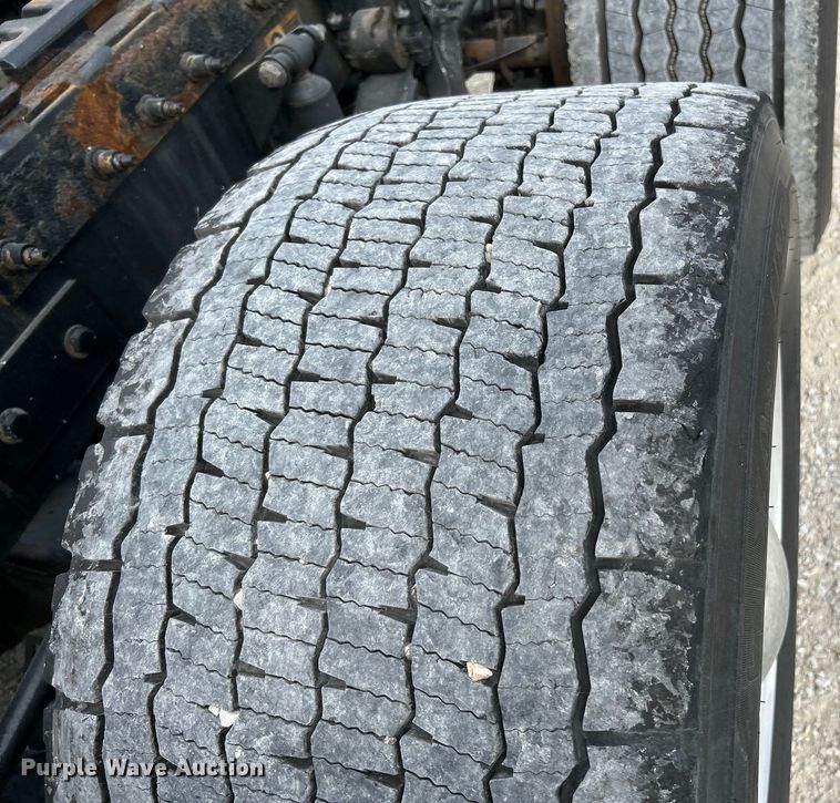 image for item NL9645 2017 Peterbilt 579  truck cab and chassis