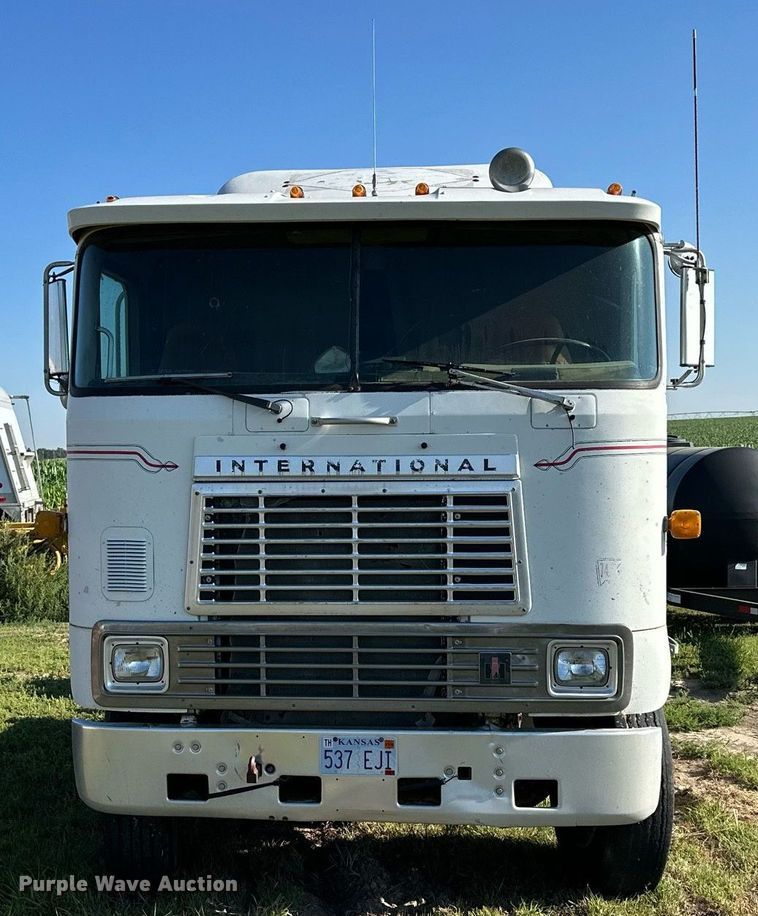 image for item NP9415 1980 International COF-9670  semi truck