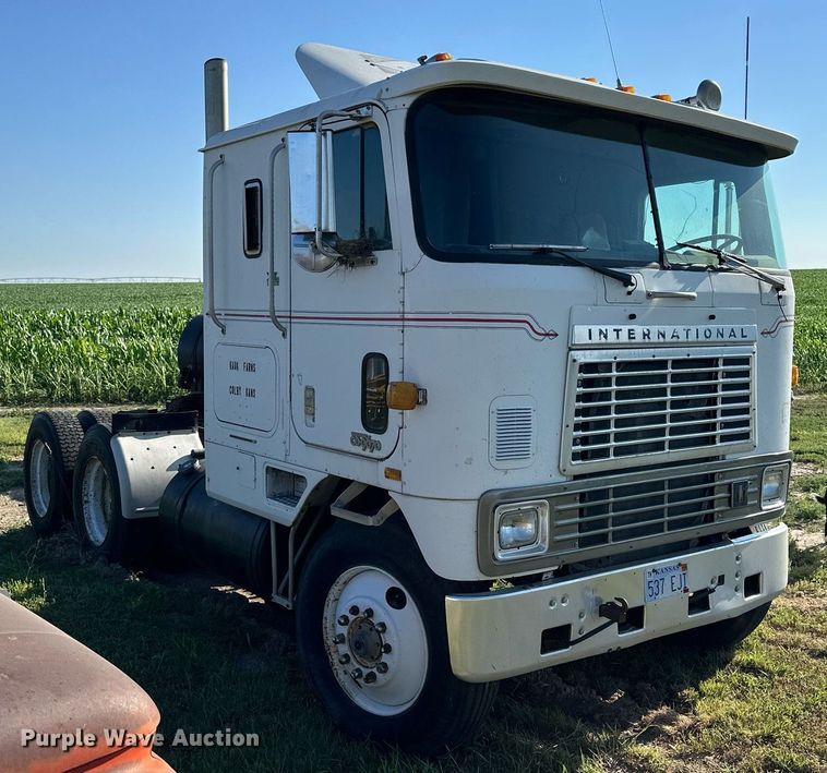 image for item NP9415 1980 International COF-9670  semi truck