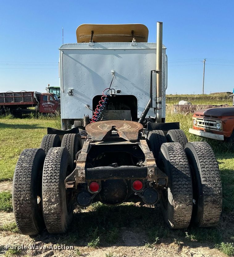 image for item NP9415 1980 International COF-9670  semi truck