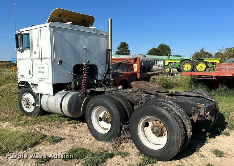 image for item NP9415 1980 International COF-9670  semi truck