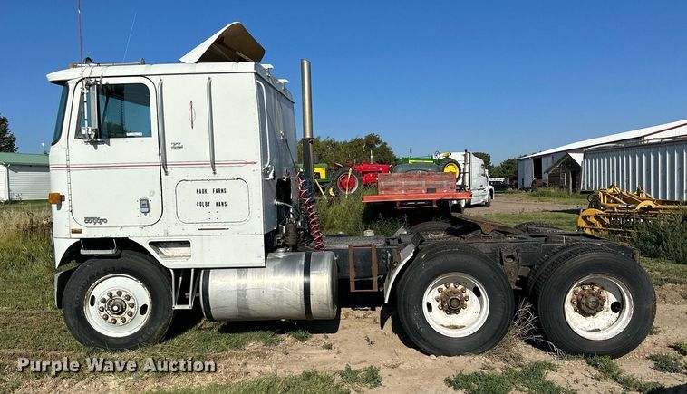 image for item NP9415 1980 International COF-9670  semi truck