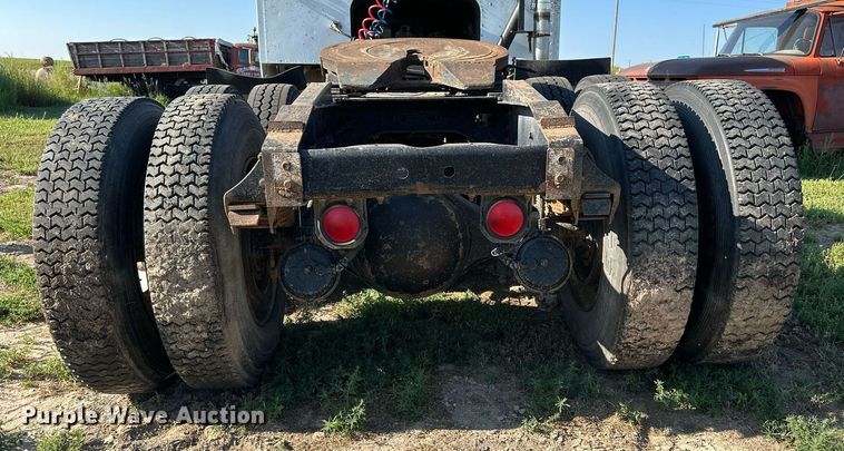 image for item NP9415 1980 International COF-9670  semi truck