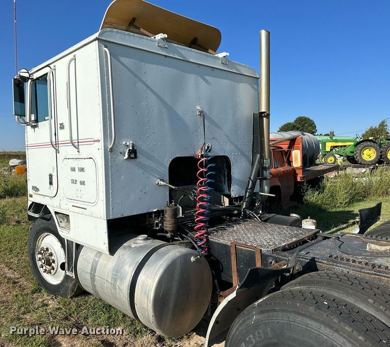 image for item NP9415 1980 International COF-9670  semi truck