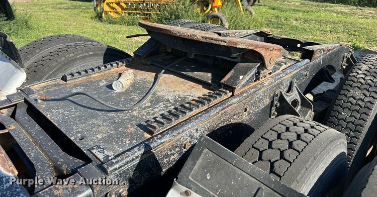 image for item NP9415 1980 International COF-9670  semi truck