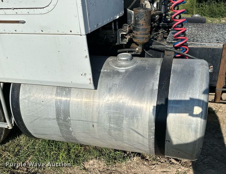 image for item NP9415 1980 International COF-9670  semi truck