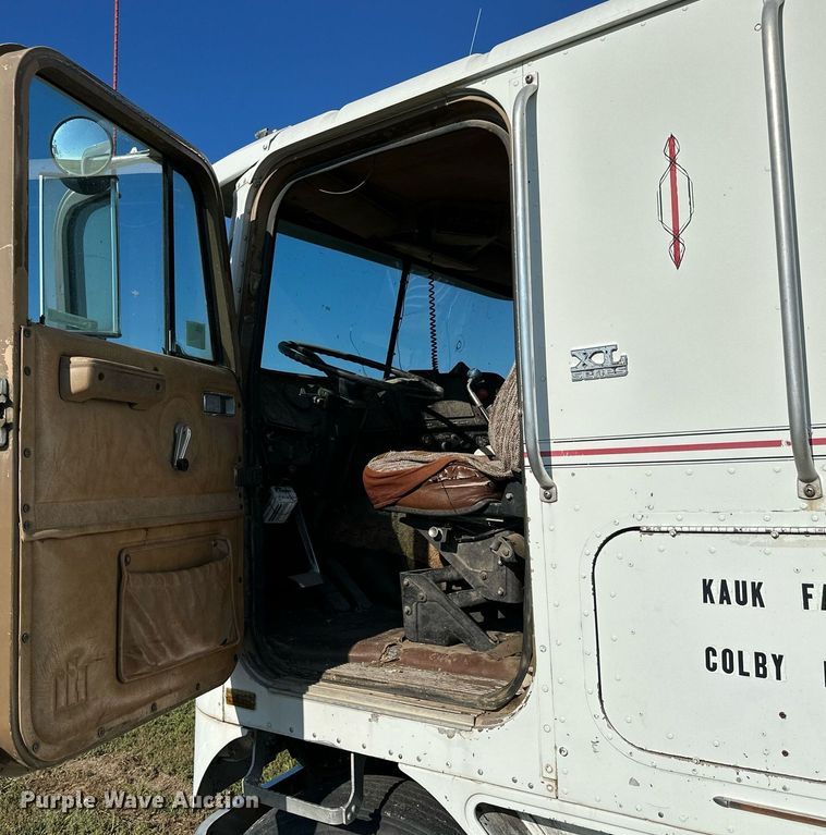 image for item NP9415 1980 International COF-9670  semi truck