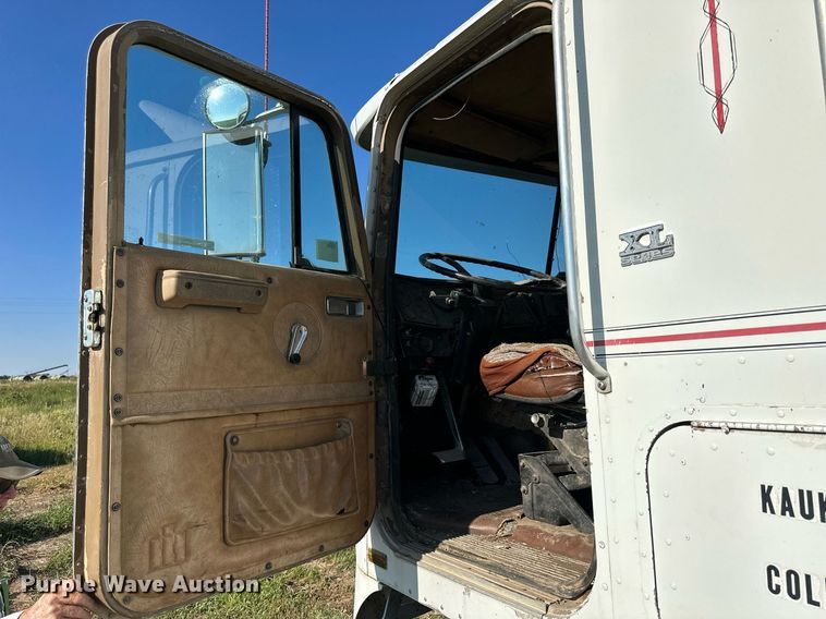 image for item NP9415 1980 International COF-9670  semi truck