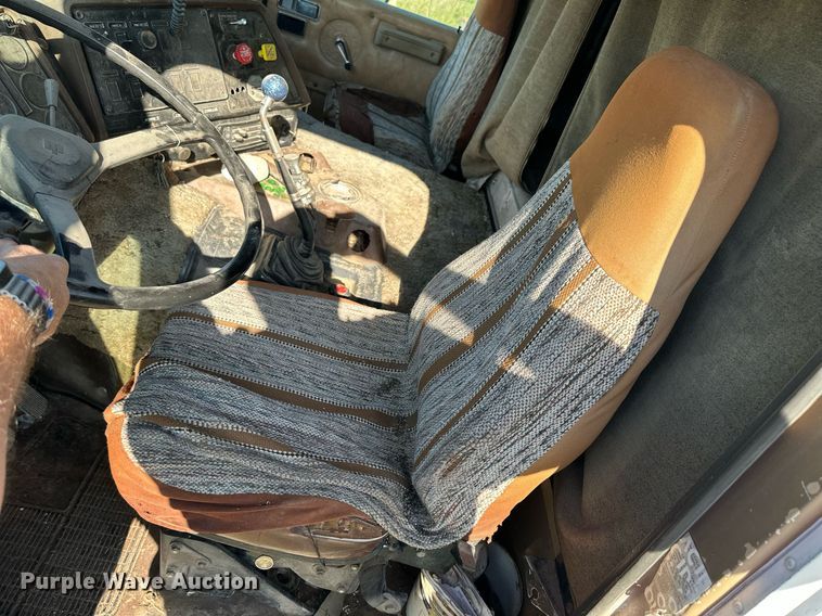 image for item NP9415 1980 International COF-9670  semi truck