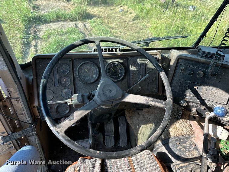 image for item NP9415 1980 International COF-9670  semi truck