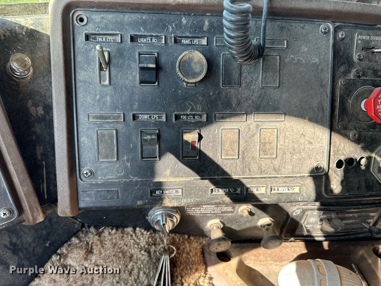 image for item NP9415 1980 International COF-9670  semi truck