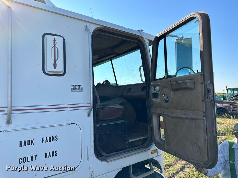 image for item NP9415 1980 International COF-9670  semi truck