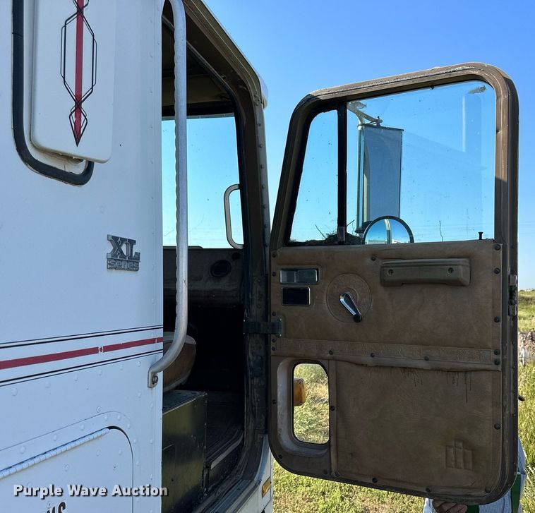 image for item NP9415 1980 International COF-9670  semi truck