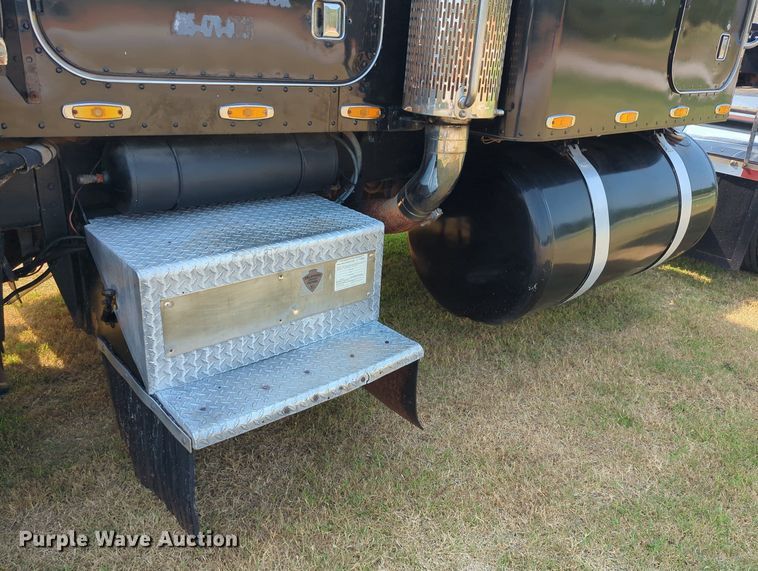 image for item NT9426 1981 Peterbilt 359  semi truck