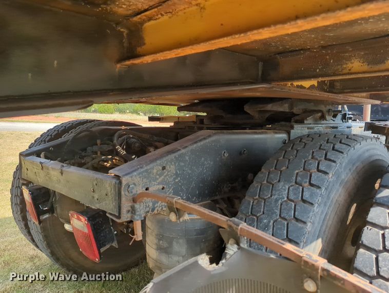 image for item NT9426 1981 Peterbilt 359  semi truck