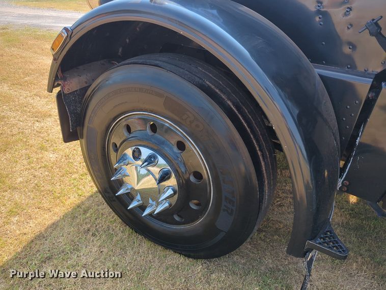 image for item NT9426 1981 Peterbilt 359  semi truck