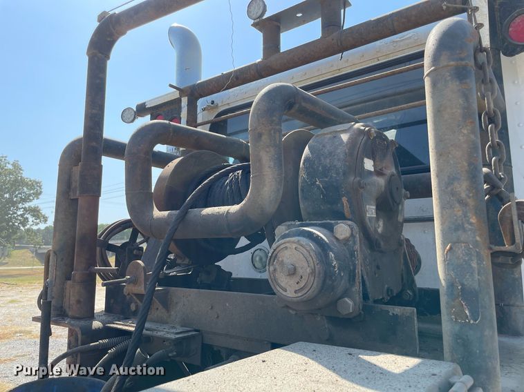image for item NT9511 2010 Peterbilt 367  winch truck