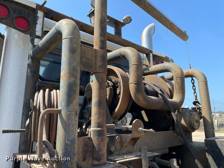 image for item NT9511 2010 Peterbilt 367  winch truck