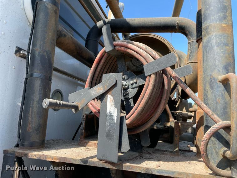 image for item NT9511 2010 Peterbilt 367  winch truck