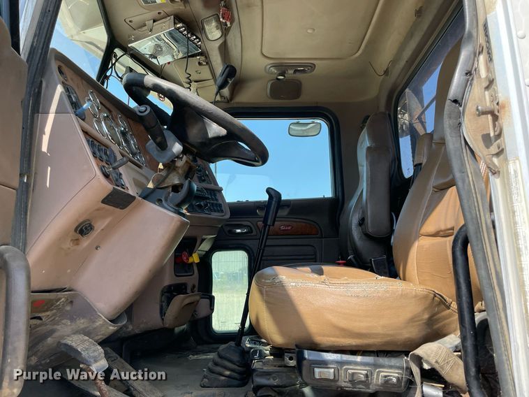 image for item NT9511 2010 Peterbilt 367  winch truck