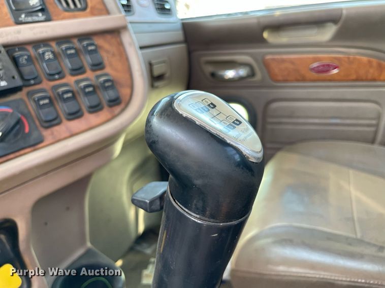 image for item NT9511 2010 Peterbilt 367  winch truck