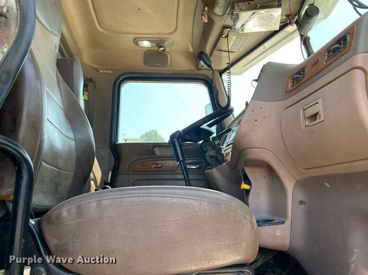 image for item NT9511 2010 Peterbilt 367  winch truck