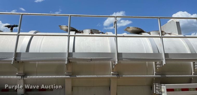 image for item NT9520 2007 Dragon  vacuum trailer