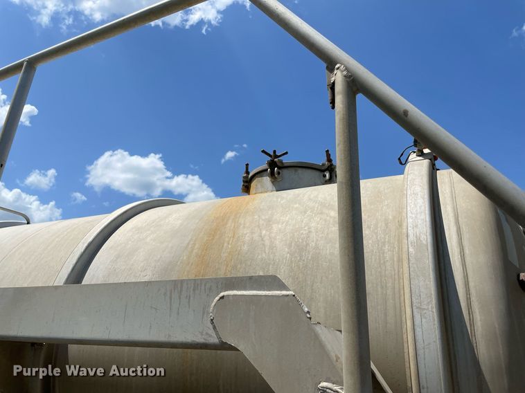 image for item NT9521 2013 MAC  vacuum trailer