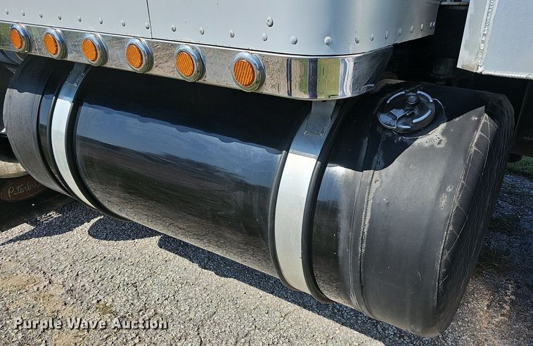 image for item NT9959 1997 Peterbilt 379  semi truck