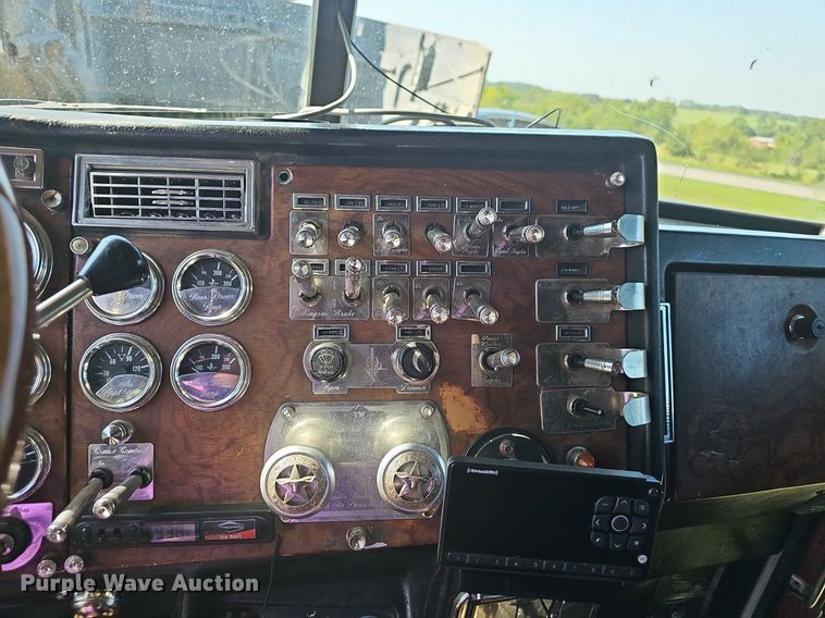 image for item NT9959 1997 Peterbilt 379  semi truck