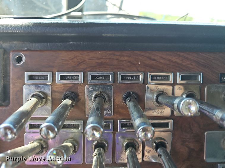 image for item NT9959 1997 Peterbilt 379  semi truck