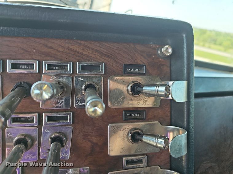 image for item NT9959 1997 Peterbilt 379  semi truck