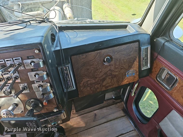 image for item NT9959 1997 Peterbilt 379  semi truck