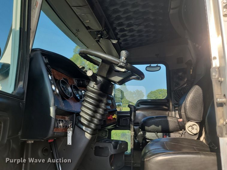 image for item OG9385 2005 Kenworth T600  semi truck