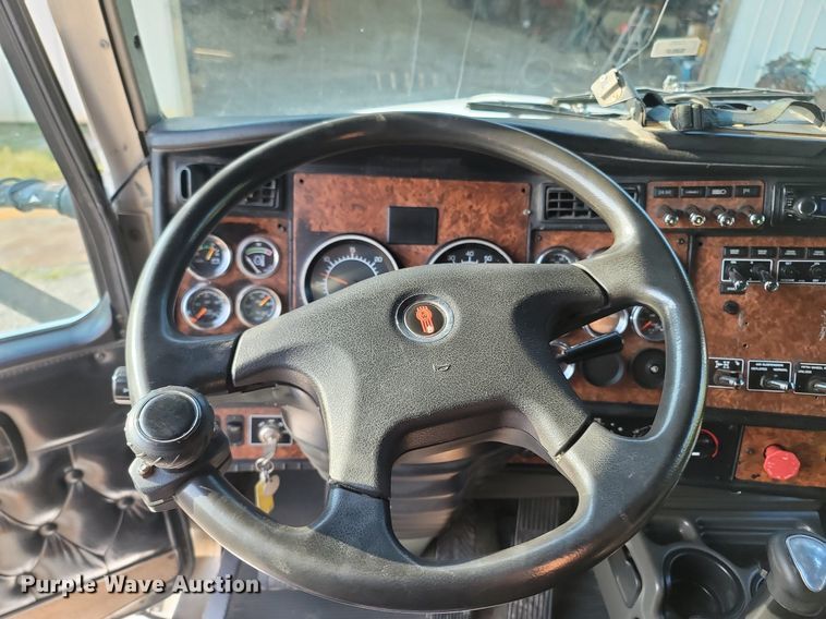 image for item OG9385 2005 Kenworth T600  semi truck