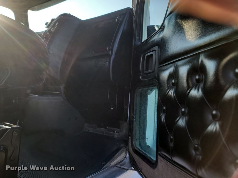 image for item OG9385 2005 Kenworth T600  semi truck