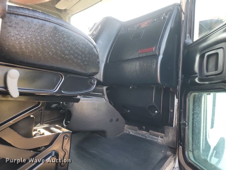 image for item OG9385 2005 Kenworth T600  semi truck