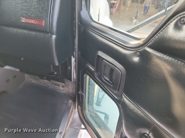 image for item OG9385 2005 Kenworth T600  semi truck