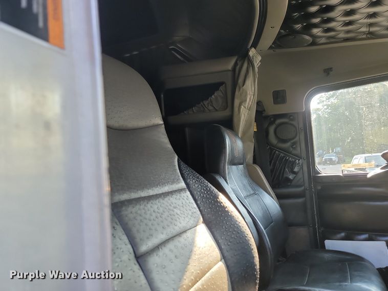 image for item OG9385 2005 Kenworth T600  semi truck