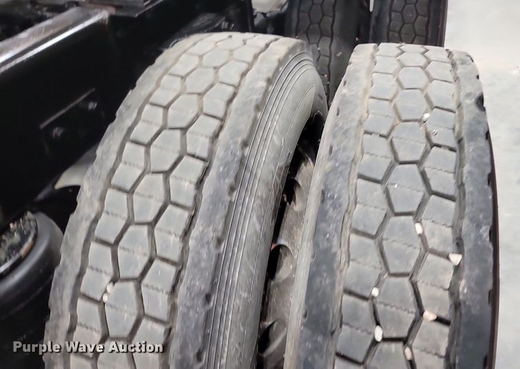 image for item OG9385 2005 Kenworth T600  semi truck