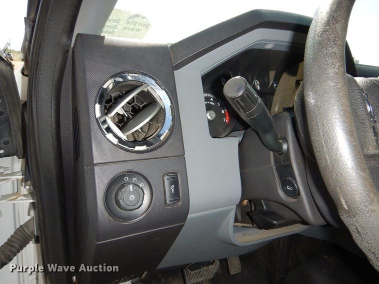 image for item DN8668 2011 Ford F250 XLT Super Duty flatbed pickup truck