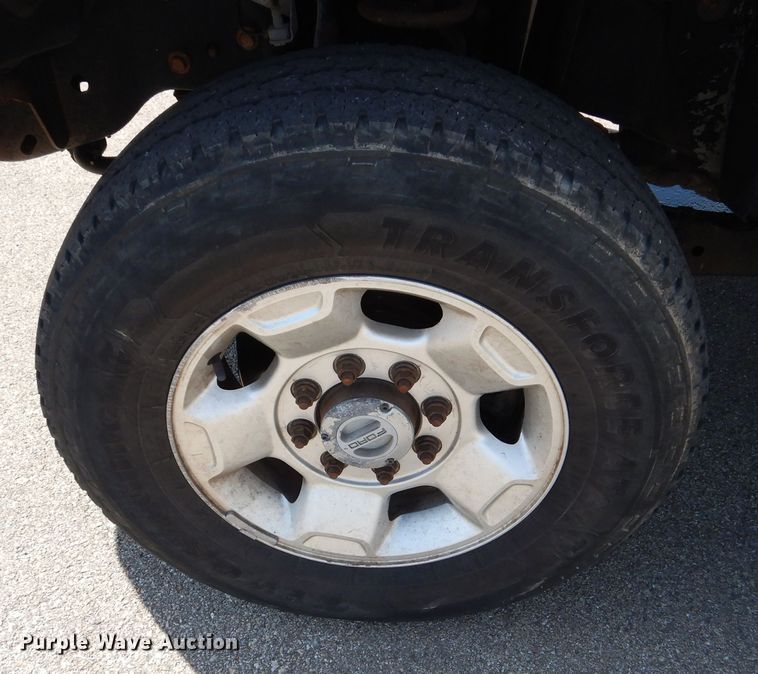 image for item DN8668 2011 Ford F250 XLT Super Duty flatbed pickup truck