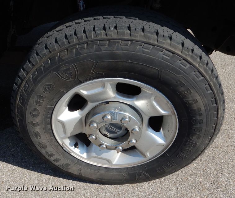 image for item DN8668 2011 Ford F250 XLT Super Duty flatbed pickup truck